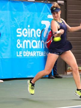 Une joueuse de tennis au tournoi de l'Engie Open de Seine-et-Marne