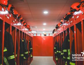 Vestiaires d'un caserne des pompiers 