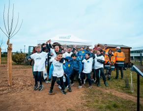 Groupe d'enfants joyeux