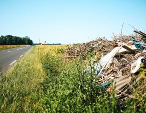 Dépôts sauvages sur le bord d'une route