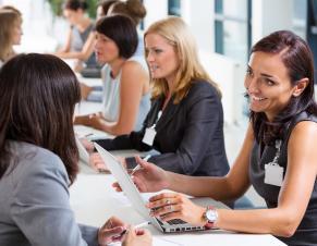 Un groupe de femmes discutent 