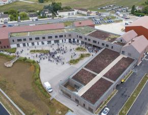 Collège Jean-Jacques Barbaux à Jouy-le-Châtel vu du ciel