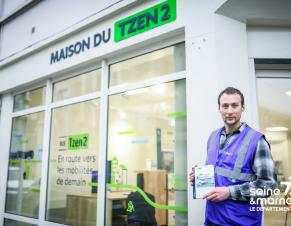un ambassadeur du Tzen2 devant la Maison du Tzen 2 à Melun