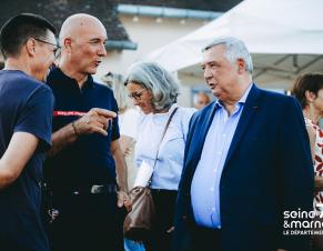Le Président du Département de Seine-et-Marne aux côtés d'un sapeur-pompier et d'un agriculteur