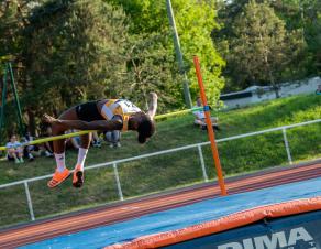 Une sportive en saut en hauteur dans un stade d'athlétisme