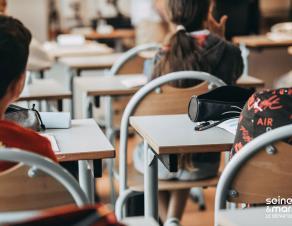 Des collégiens dans une salle de classe