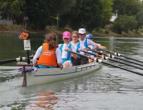 Equipe de jeunes sur un canoë