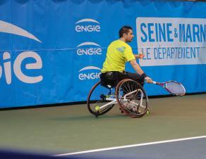 Un joueur de tennis en fauteuil roulant en train de jouer