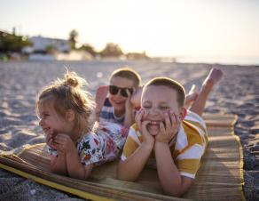 Des enfants sur la plage insouciants