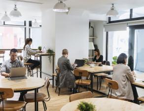 Personnes qui travaillent dans un open-space