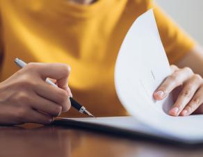 Une femme en train de signer un contrat