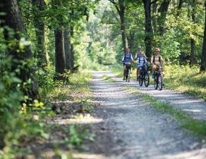 Famille qui se promène à vélo