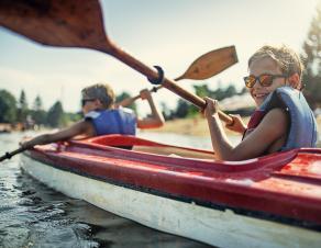 Jeune garçon faisant du canoë