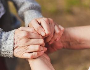 Homme et femme se tenant les mains