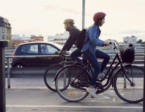 Deux vélos sur une piste cyclable 