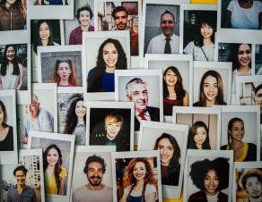 Mur de portraits photos polaroids