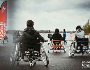 Des enfants sur fauteuil roulant