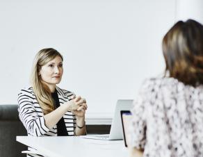 Deux femmes discutent