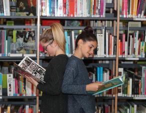 Collégiennes tenant un livre