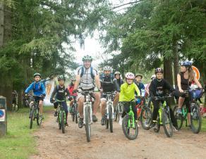 Une famille à vélo pendant la ronde à vélo 2021