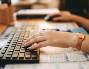 Une personne cherchant un emploi sur son ordinateur
