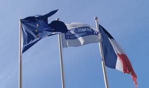 Les trois drapeaux de l'Union Européenne, le Département de Seine-et-Marne et la france