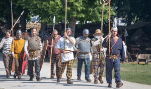 Des hommes costumés en gaulois