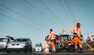 Des agents des routes sécurisent une route