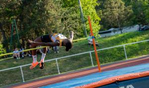 Une sportive en saut en hauteur dans un stade d'athlétisme