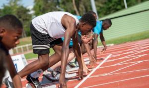 Des sportifs au départ d'une course d'athlétisme
