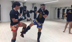 Deux hommes qui font de la boxe