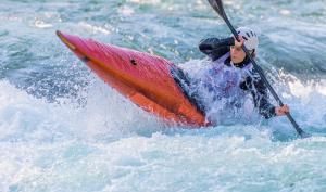 Une femme sur un canoë kayak 