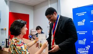 Remise d'un diplôme à un lauréat