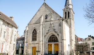 Façade extérieure de la Collégiale Notre-Dame à Dammartin
