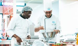 Un chef de cuisine et son apprenti