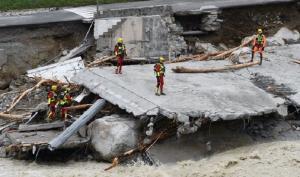 Routes démolies par la tempête Alex