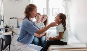 Un médecin examine un enfant