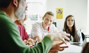 Un enseignant et des élèves au collège