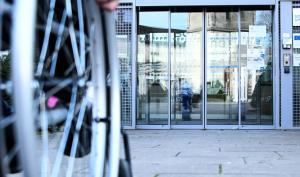 Une personne dans un fauteuil roulant