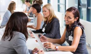 Un groupe de femmes discutent 