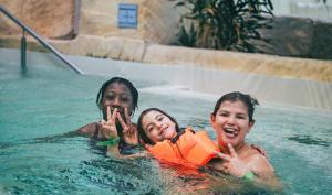 Des enfants jouant dans l'eau