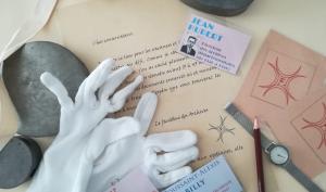 Les accessoires de l'enquêteur pour le jeu de piste "Enigm'archives"