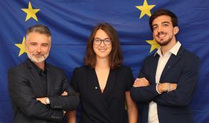 Equipe de travail devant le drapeau de l'Union européenne