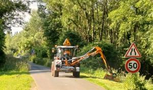 Fauchage de l'herbe aux abords d'une route