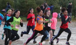 Jeunes filles en train de faire un cross