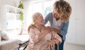 Une personne âgée accompagnée par une personne