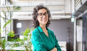 Femme souriante les bras croisés