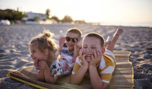 Des enfants sur la plage insouciants