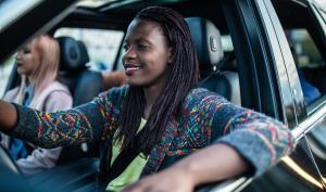 Des personnes en covoiturage dans une voiture 