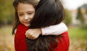 Enfant qui fait un calin à sa mère